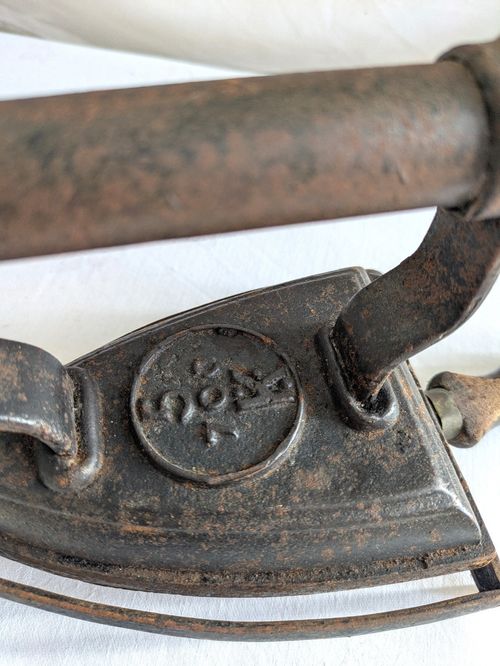 Vintage Victorian Flat Iron – No.5 + trivet — image 5