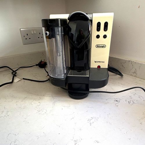 De'Longhi Nespresso EN520 19 Bar Capsule Coffee Machine 0.7L Black/Cream