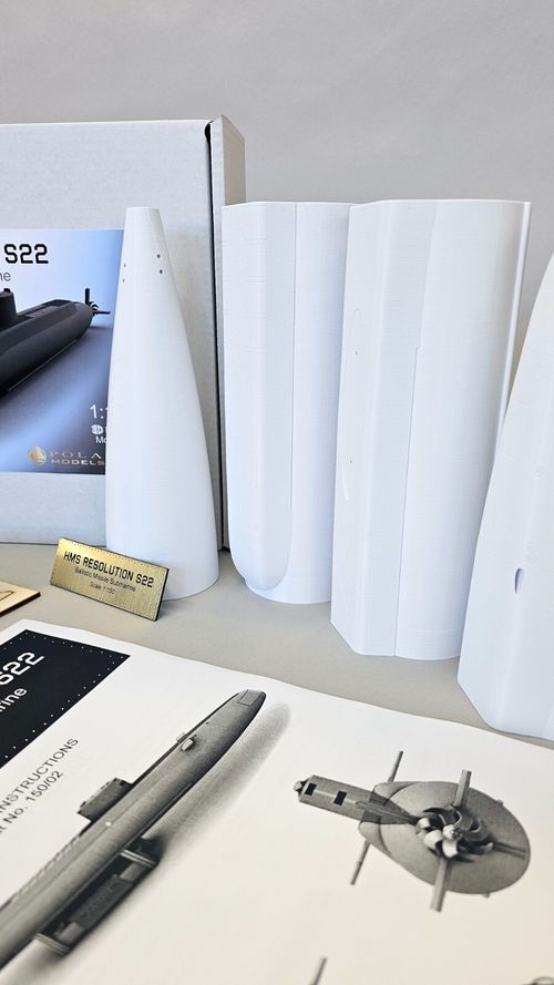 HMS Resolution S22 - Submarine self assembly model kit scale 1:150 866mm/34'' — image 3