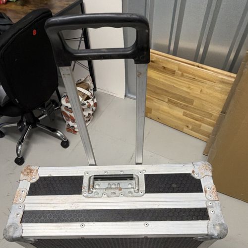 Black/Silver Aluminium Flight Case with Wheels & Carry Handle, 86x50x18cm — image 2