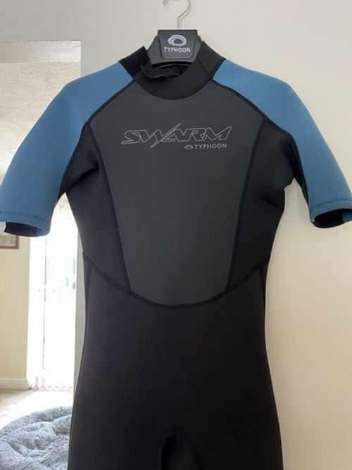 Typhoon Swarm Men's Shortie Wetsuit M Black/Blue Short Sleeve Zip Back
