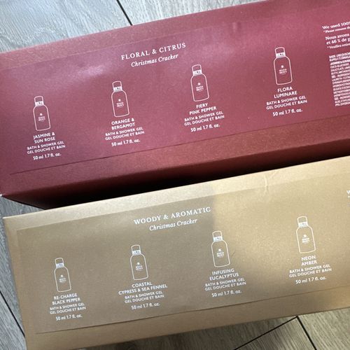 Molton Brown Bath & Shower Gel Gift Set Christmas Crackers each cracker 4x50ml — image 4