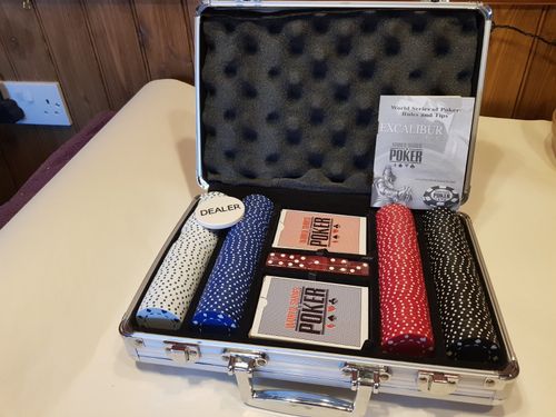 Portable Poker Chip Set With Cards and Dice In Suitcase, Preloved, Good — image 4