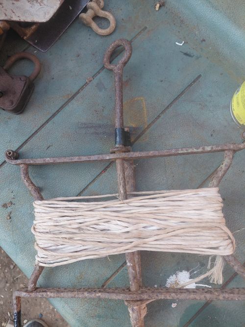VICTORIAN LINE ROW MARKER STRING WINDER & STAKES CAST IRON GARDEN VEGETABLES — image 3