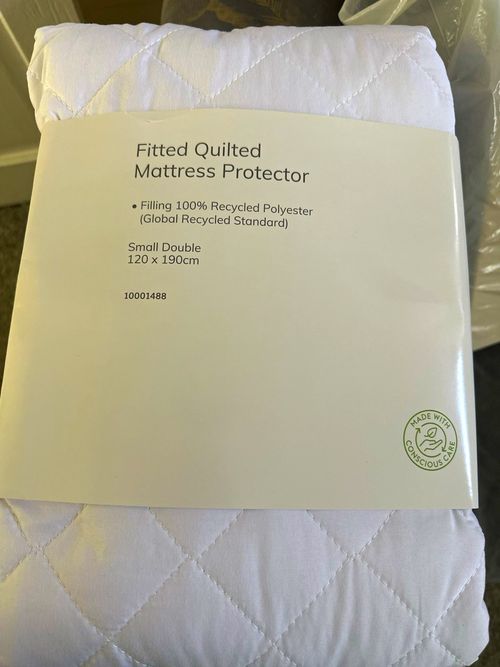 Fitted Quilted Mattress Protector Small Double 120 x 190cm White Recycled — image 1