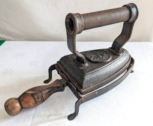 Vintage Victorian Flat Iron – No.5 + trivet — image 2