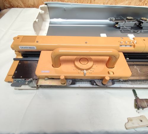 SILVER REED SK840 STANDARD GAUGE ELECTRONIC KNITTING MACHINE DAMAGED UNTESTED — image 5