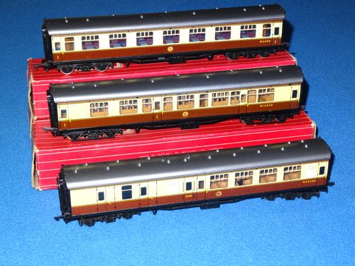 3 HORNBY DUBLO BR/WR CHOCOLATE/CREAM BOXED COACHES. HORNBY COUPLINGS. PRESTINE