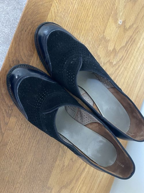 Genuine 1940s Vintage Court Shoes In Navy Suede And Leather Size 5 — image 2