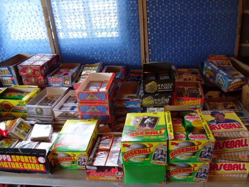 COLOSSAL VINTAGE SPORTSCARDS COLLECTION WITH OLD UNOPENED PACKS! FREE MANTLE! — image 1