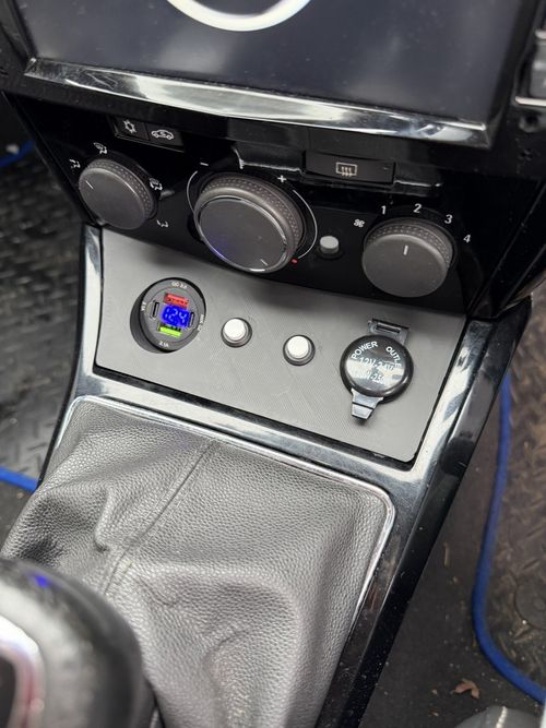Astra H - Custom USB, Voltmeter, 12v Outlet Panel Charger With Twin Push Buttons — image 1