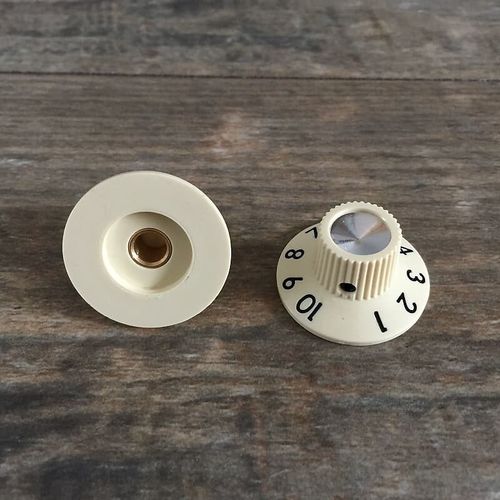 2x Jazzmaster Witch Hat 65 Fender Style Knobs - Aged vintage Cream — image 8