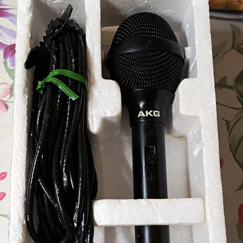 AKG D 80 Dynamic XLR Wired Microphone On/Off Switch Live Black Cable Clip