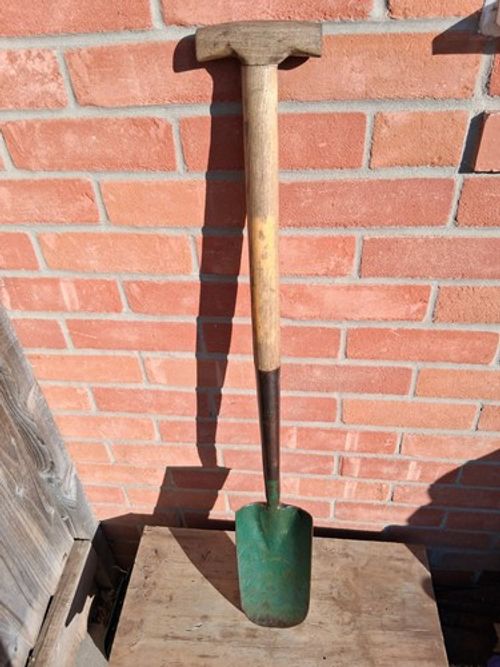 Bulldog Post Hole/trenching Spade, Wooden T Top Handle