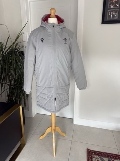 Macron Wales WRU Rugby Long Bench Coat Grey L Padded