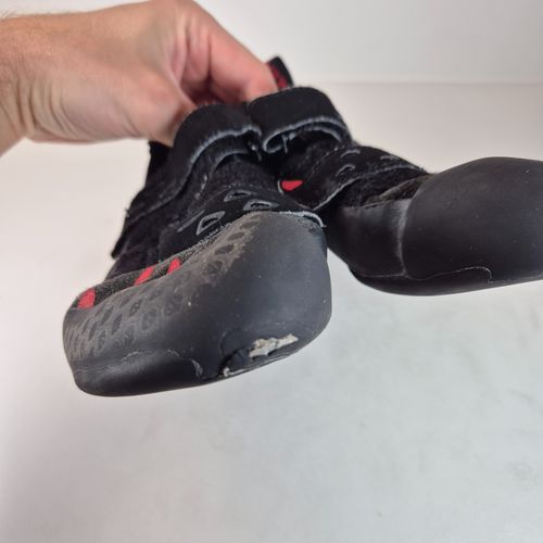 La Sportiva Tarantula Climbing Shoes Size 6.5 Mounting Rock Black/Red — image 4