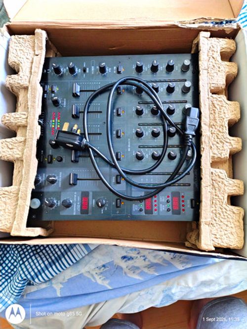 Behringer Pro Mixer DJX750 5-Channel DJ Mixer w/ Digital Effects, BPM, Kill