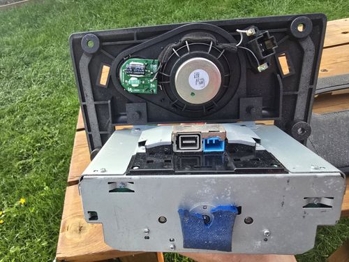 Central navigation screen on a Volvo XC90 Mk1 (2002–2014) - Oryginal — image 2