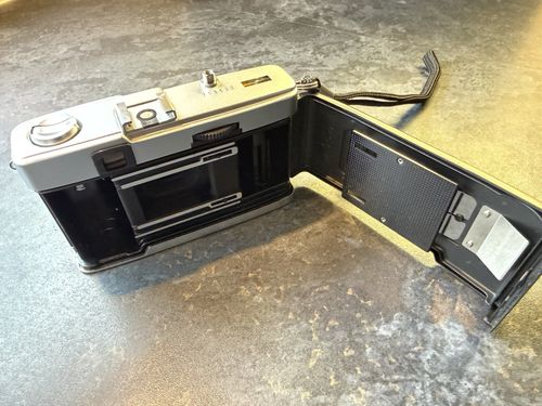 Olympus Trip 35 35mm Film Camera Silver/Black with Wrist Strap — image 4