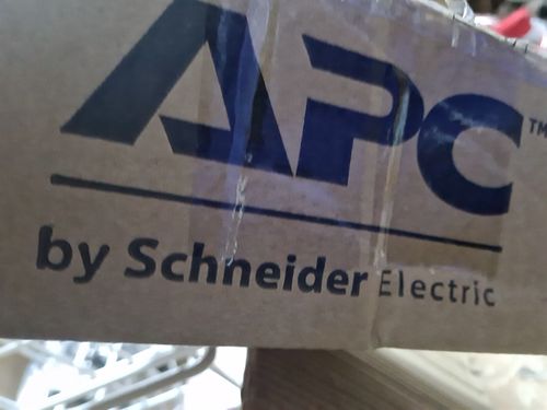 APC EPDU1132B Easy PDU 24-Way Vertical Rackmount PDU (C13 & C19 Outlets; 32A 2P+ — image 3