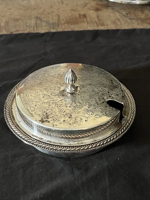 Vintage Silver Plated serving dish with Glass Insert, Engraved Floral, England — image 3