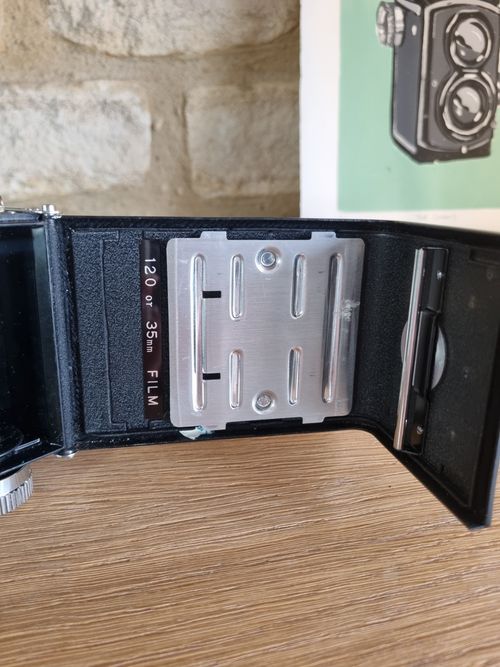Yashica-635 Twin Lens Reflex TLR 120 Film Camera. 80mm F3.5 Yashikor Lens & Case — image 16