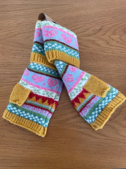 Gemjar Mustard Top Nordic Heart Winter Hat and Matching Fingerless Gloves — image 3