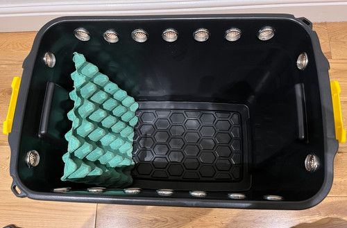 60L  DUBIA ROACH / INSECT  ENCLOSURE  INCLUDING  EGG TRAYS  & HEAT TREATED BRAN