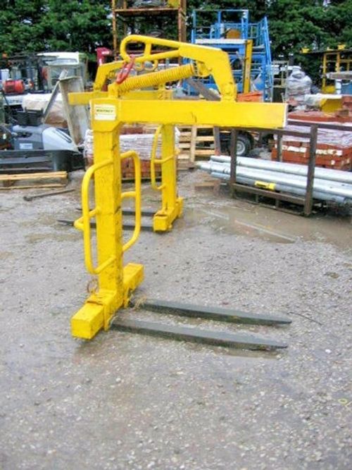 2 TON SWL CRANE FORKS SUIT HIAB ATLAS CRANE / EXCAVATOR ETC GOOD SOLID FORKS.