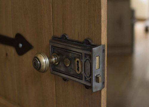 HEAVY SOLID CAST Iron rustic vintage door key lock rim lock old Victorian style — image 3