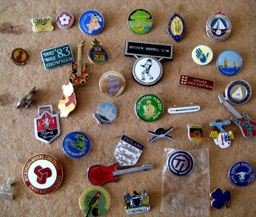 COLLECTION MIXTURE VINTAGE METAL ENAMEL & ACRYLIC JOB LOT PIN BADGES ALL SORTS — image 1