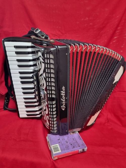 GERMAN 72 BASS ACCORDION