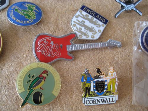 COLLECTION MIXTURE VINTAGE METAL ENAMEL & ACRYLIC JOB LOT PIN BADGES ALL SORTS — image 6