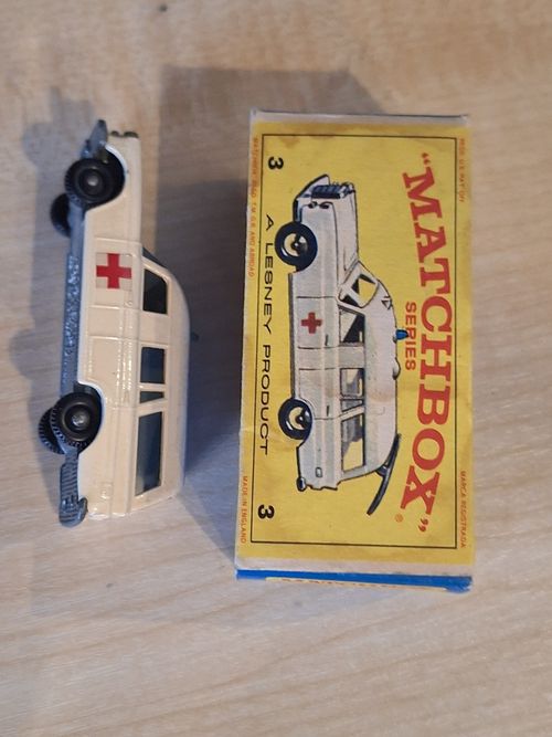 Vintage Matchbox Lesney No.3 Mercedes Binz Ambulance Boxed W/ Stretcher — image 5