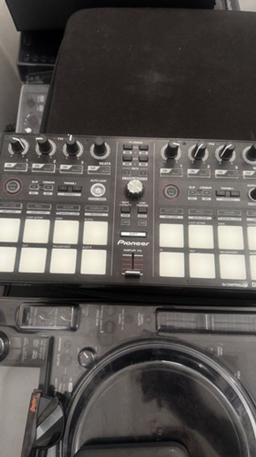 Pioneer DDJ-SP1 2-Deck DJ Controller 16 Performance Pads-missing right loop nob.