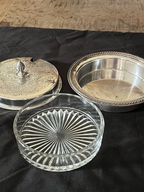 Vintage Silver Plated serving dish with Glass Insert, Engraved Floral, England — image 4