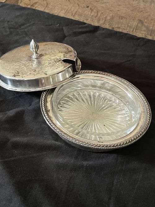 Vintage Silver Plated serving dish with Glass Insert, Engraved Floral, England — image 2