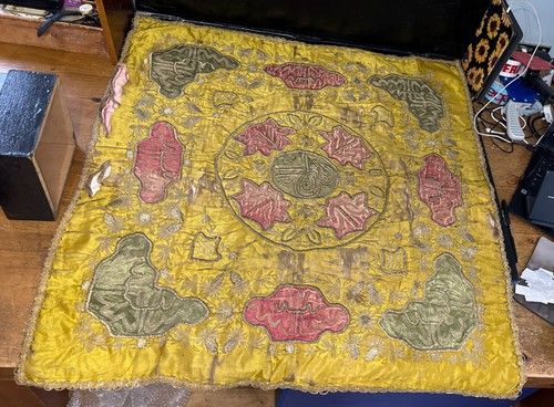 Rate Antique 19th Century Ottoman Silk Panel In Yellow Red & Green With Gilt