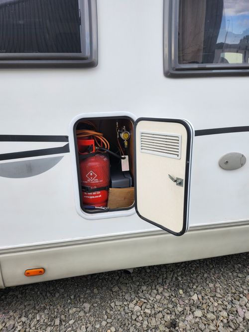 motorhomes fixed bed 4 berth — image 8