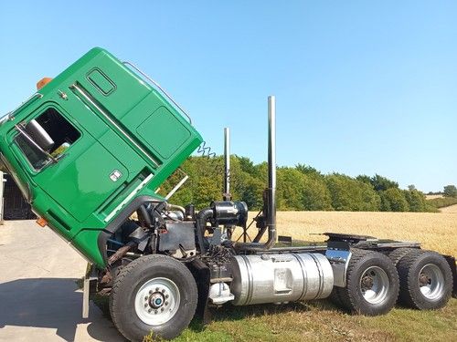 mack v8 truck