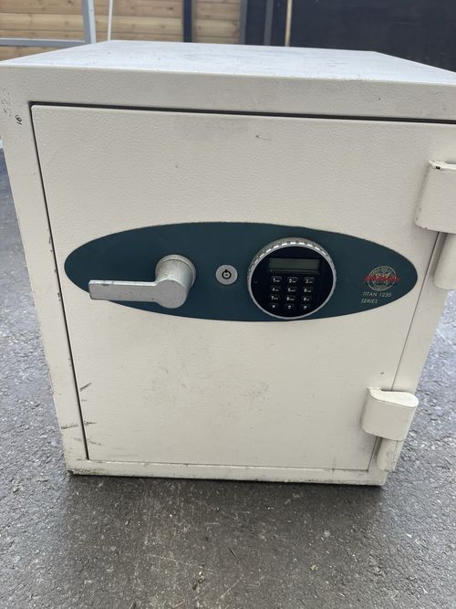 Safe Phoenix Titan 1250 Series Liverpool Unknown Code — image 2