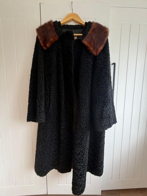 Beautiful vintage Astra Furs Paris coat, believed to date from around the 1960s.