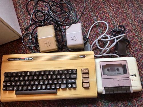 Commodore VIC-20 Computer Bundle w/ Datasette, PSU, Tapes & Manuals Untested — image 3