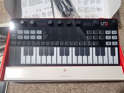IK Multimedia UNO Synth Pro Analogue synth digital FX   Arpeggiator Sequencer