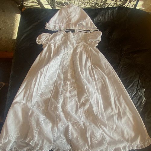 White Cotton & Lace Baby Girls Christening Gown Dress with Matching Bonnet Vtge
