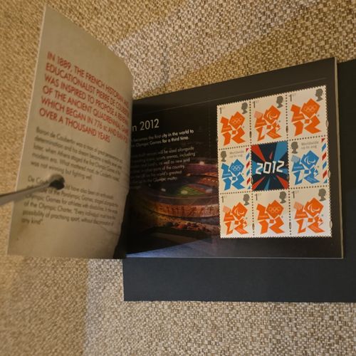 GB 2012 Stamp Booklet Royal Mail QEII Olympics, London "Keeping The Flame Alive" — image 3