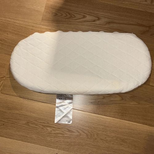 Mamas & Papas Moses Basket and Stand Used In Very Good Condition. — image 8
