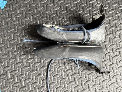 Evolv Climbing Shoes Size 7 — image 2