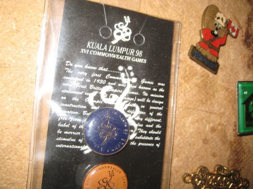 COLLECTION MIXTURE VINTAGE METAL ENAMEL & ACRYLIC JOB LOT PIN BADGES ALL SORTS — image 13