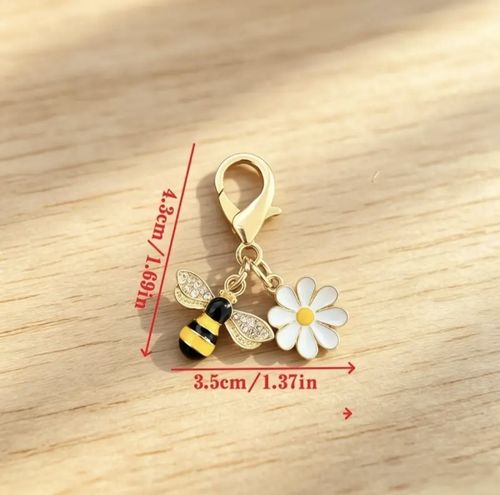 Bee & Daisy Charm Keyring Gold Tone Cute Floral Bumblebee Keychain Gift — image 3